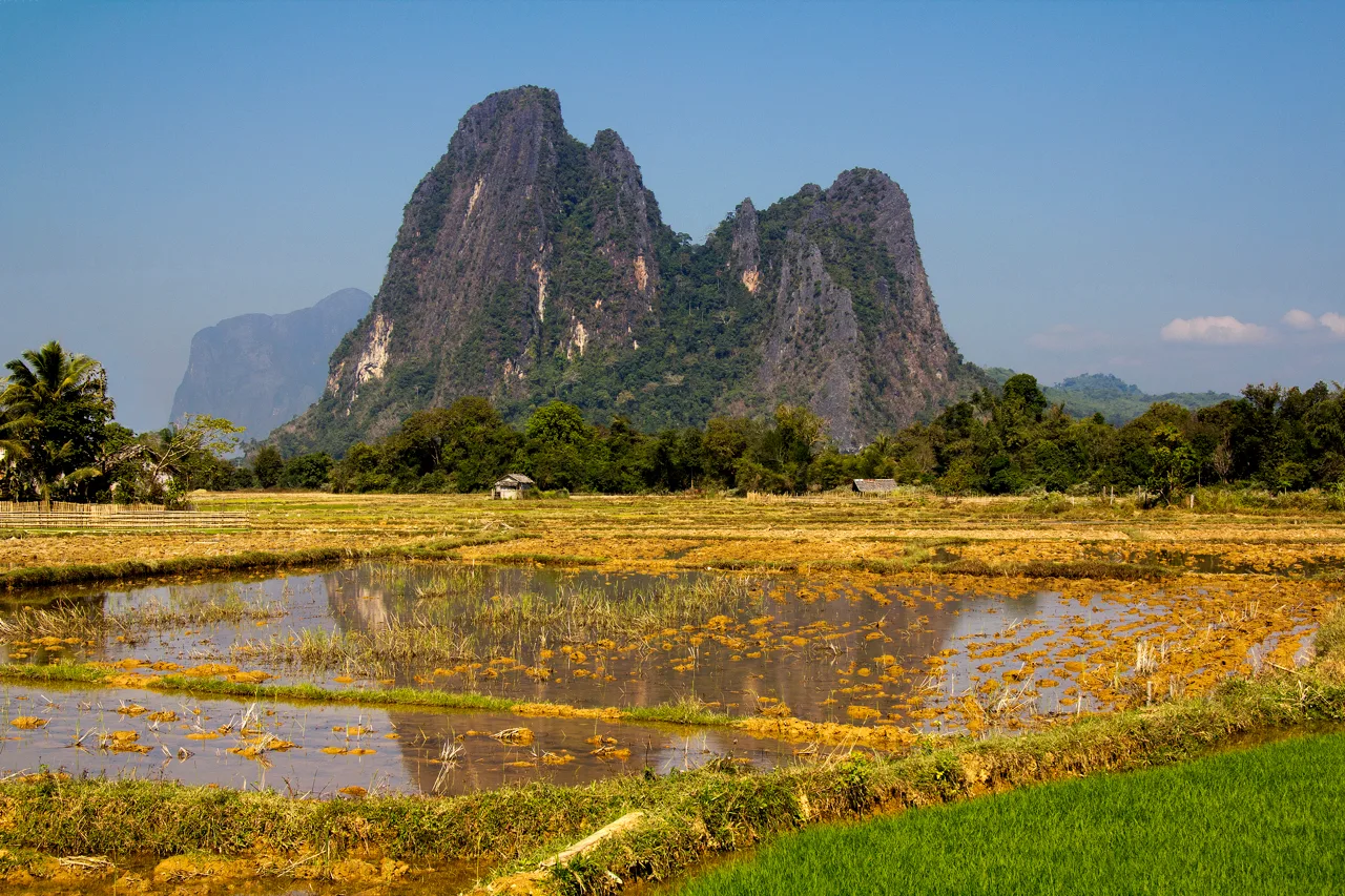 ภูเขาและเงาสะท้อนบนผืนน้ำในเมืองเฟือง แขวงเวียงจันทน์