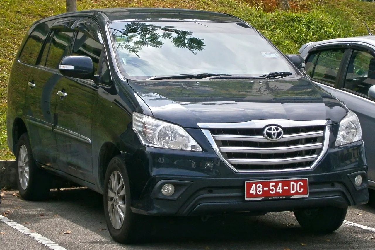 ภาพประกอบรถ MPV สำหรับครอบครัวและกลุ่มขนาดเล็ก