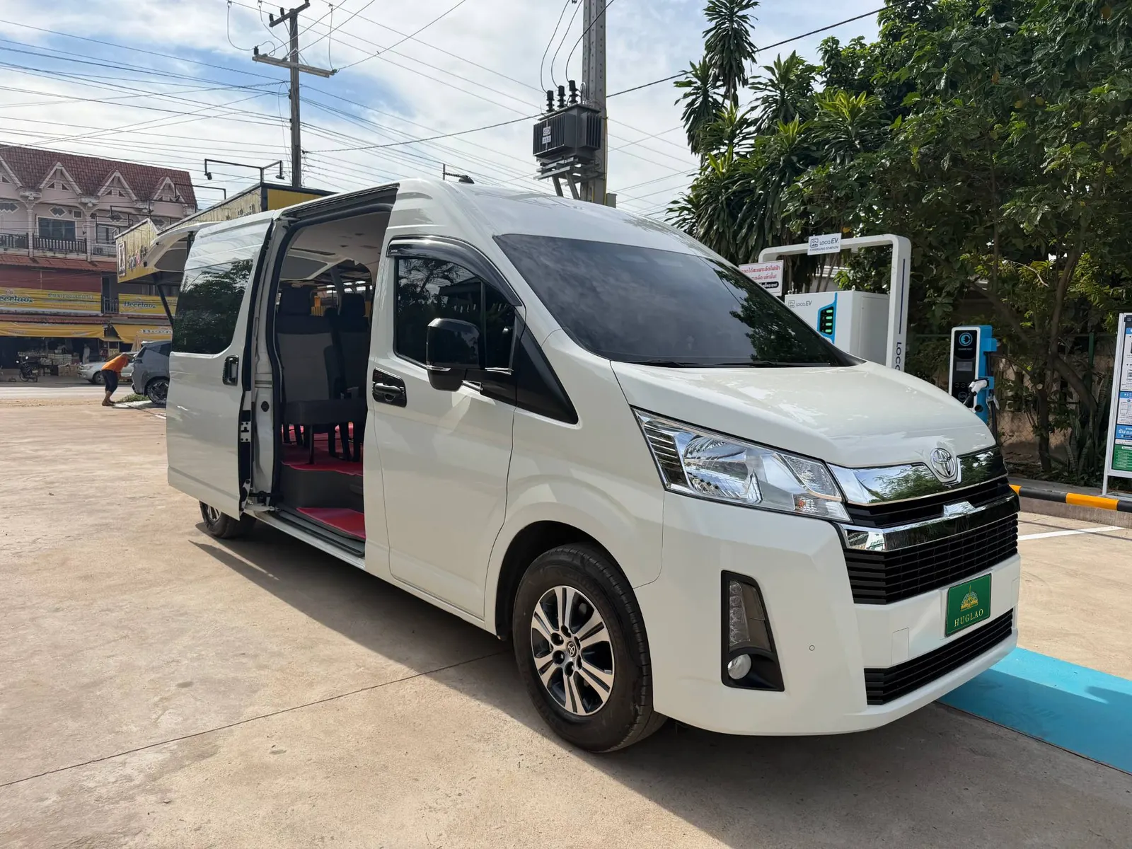 รถตู้ Toyota Hiace ของทีม HUGLAO เปิดประตูสไลด์ให้เห็นห้องโดยสาร
