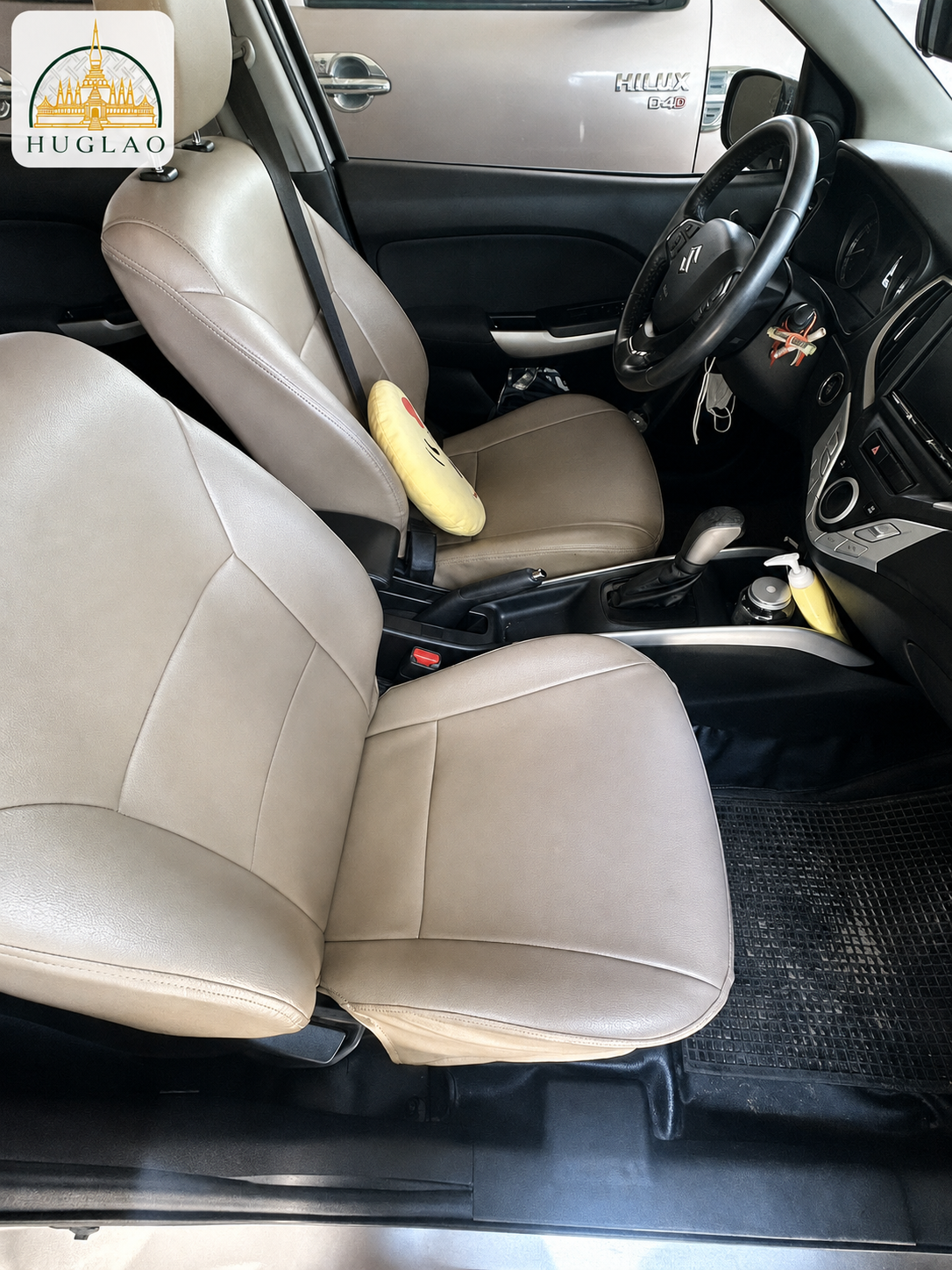 เบาะนั่งด้านหน้าของรถ SUV ทีม HUGLAO