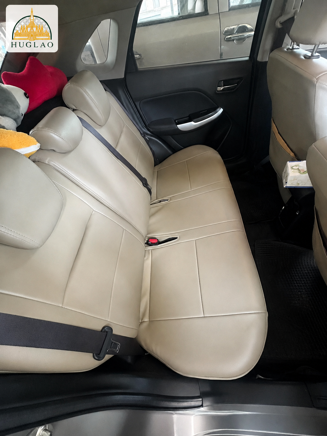 เบาะนั่งด้านหลังของรถ SUV ทีม HUGLAO