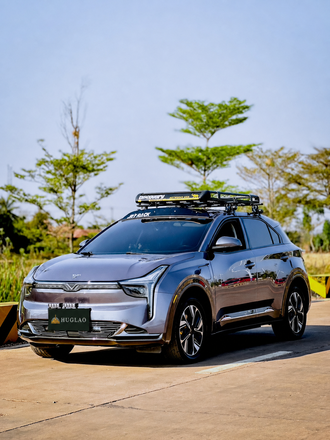รถ SUV VinFast สีเทาของทีม HUGLAO มุมด้านหน้า
