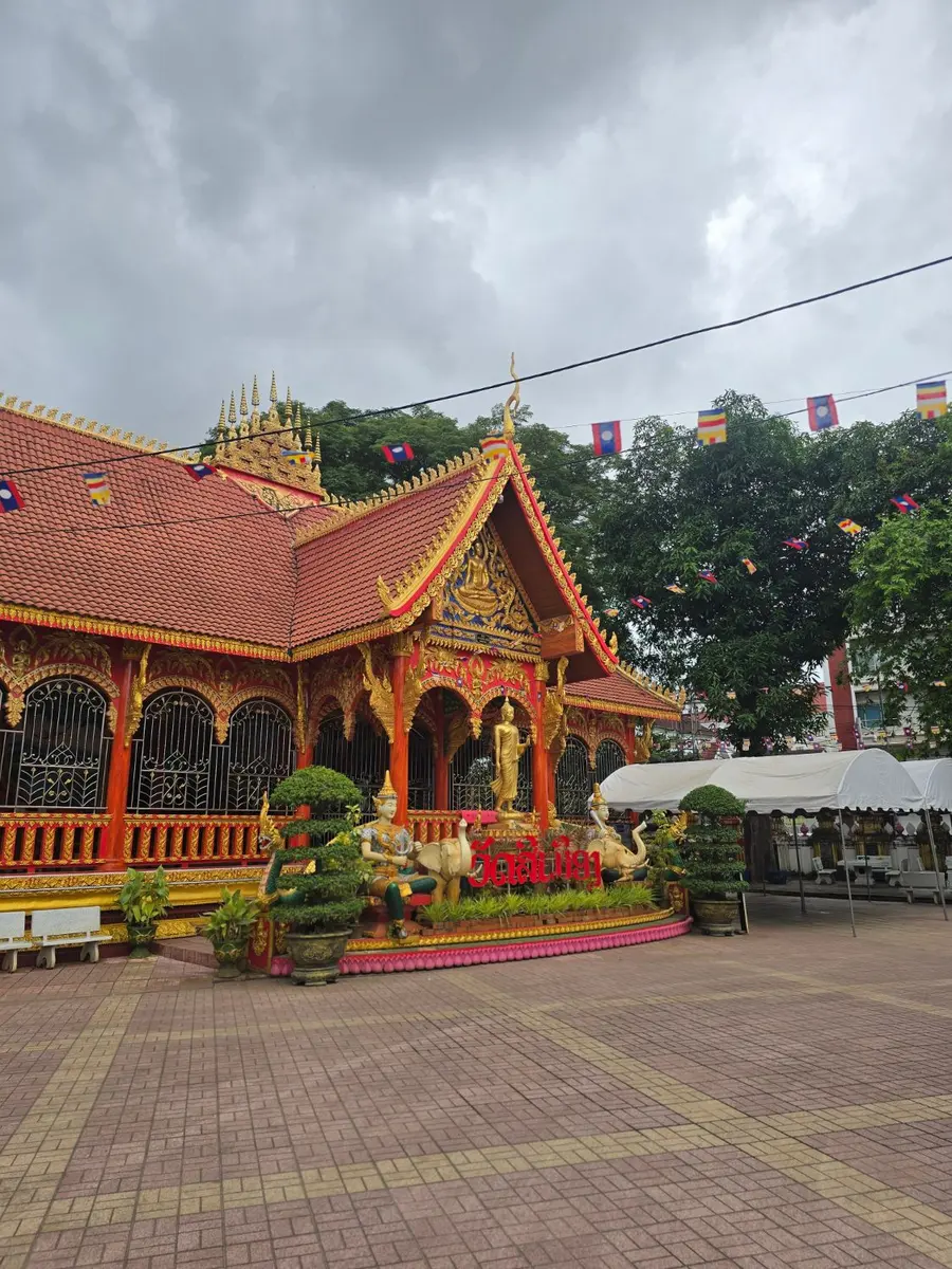 ลานอิฐหน้าวัดสีเมืองและธงราวพระพุทธศาสนากับธงชาติลาว