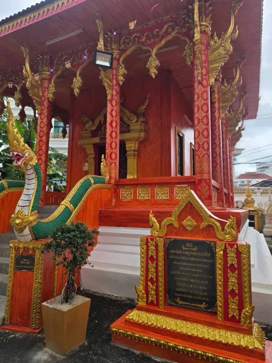 บันไดพญานาคสีเขียวทองหน้าสิมวัดสีเมือง