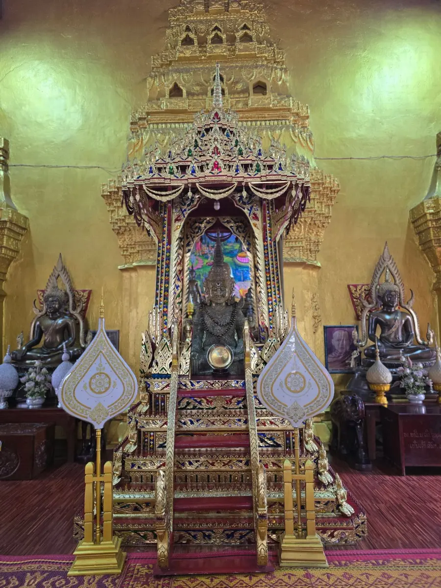 ซุ้มยอดปราสาทประดับกระจกสีประดิษฐานรูปเคารพ